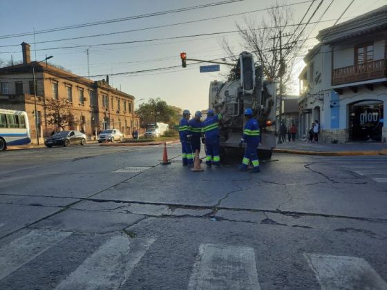 Aguas del Norte desobstruyó el sistema de saneamiento en calle Juramento y pasaje Zorrilla