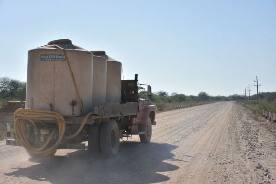 Con camiones cisterna se suministra agua potable a la escuela de paraje La Esperanza