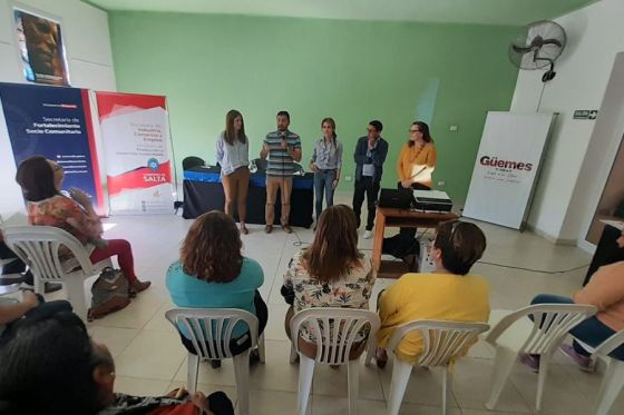 Curso de introducción al cooperativismo destinado a feriantes del departamento General Güemes