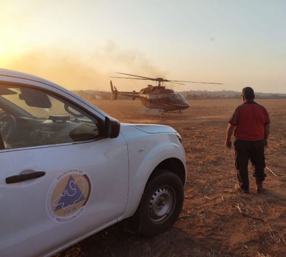 Con el apoyo de helicópteros hidrantes se continúa con el operativo de sofocación en incendios forestales del norte provincial