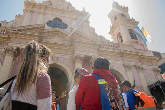 El Milagro de Salta se vivió con miles de turistas en peregrinaciones y la procesión