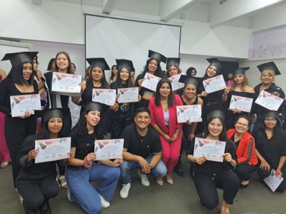 Jóvenes emprendedoras se formaron en maquillaje profesional