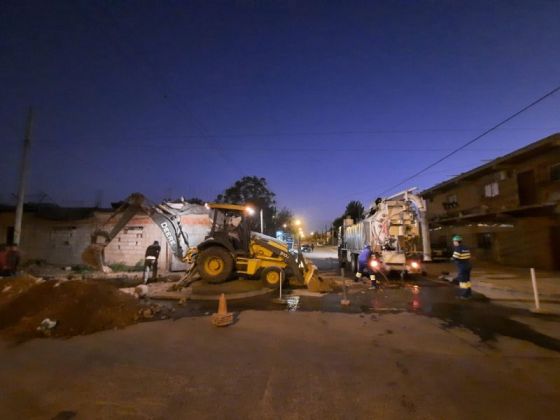 Trabajos en la red de saneamiento en barrio 17 de Octubre