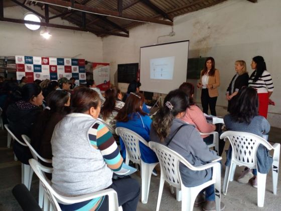 Talleres de emprendedurismo y manipulación de alimentos en la zona sudeste