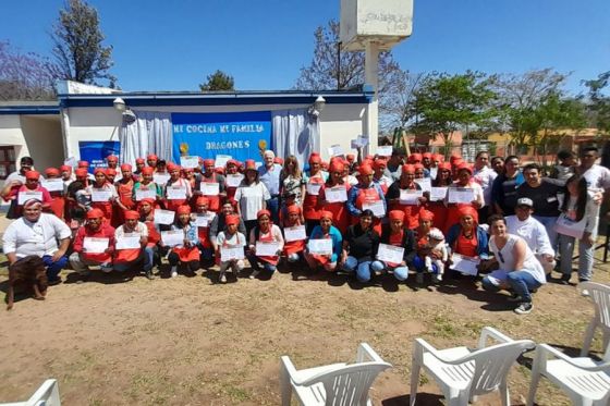 Un total de 60 participantes del ciclo “Mi cocina, mi familia” en Dragones se certificaron como auxiliares en gastronomía y economía familiar