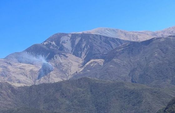 Defensa Civil sobrevoló un incendio forestal en altura en Campo Quijano