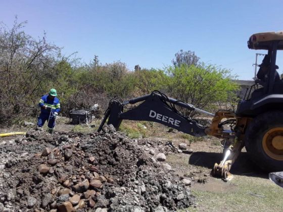 Aguas del Norte intervino en una red colectora cloacal que fue obstruida con escombros