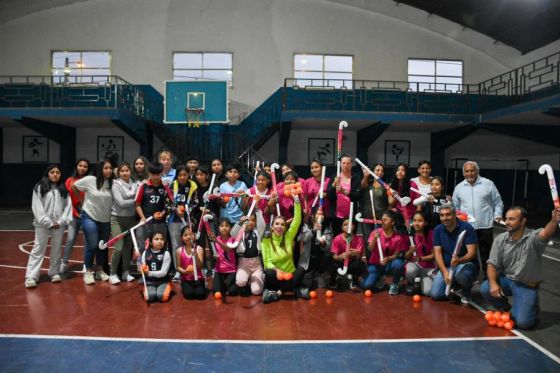 Entregan palos y bochas de Hockey en La Merced