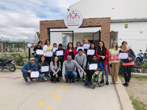 Nuevos egresados de la Escuela Pública de Emprendedores en el Parque de la Familia