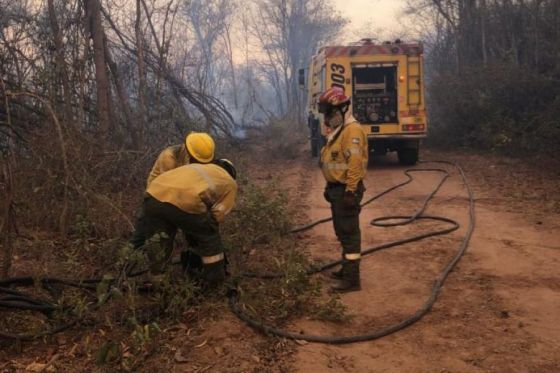 Continúa el trabajo de contención y sofocamiento del fuego en Orán