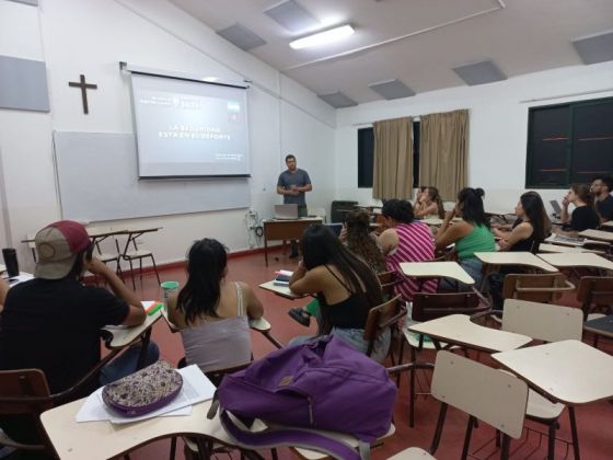 Estudiantes de la UCASAL fueron formados sobre la conformación de redes comunitarias