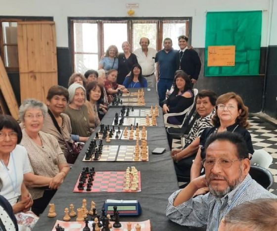 La campeona provincial de ajedrez de los mayores realizó una partida simultánea en la UNATE