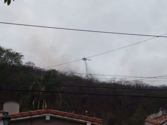 Con el helicóptero hidrante refuerzan las tareas de sofocación de focos ígneos en el Cerro 20 de Febrero