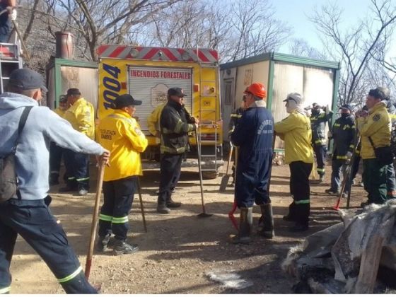 Se intensifican las tareas de sofocamiento del fuego en el cerro 20 de Febrero