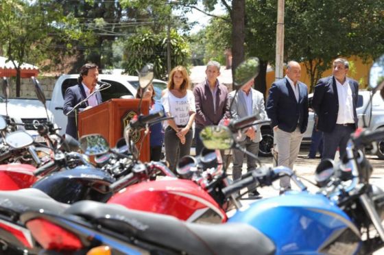 Una ambulancia de alta complejidad, 3 camionetas y 12 motos entregó Sáenz al equipo de salud de Tartagal