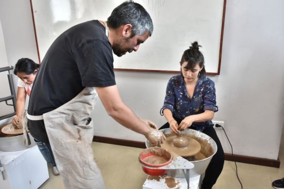 Mercado Artesanal: Artesanos capacitan en Alfarería en Torno