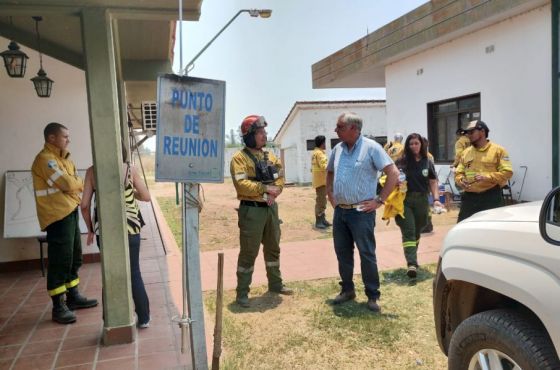 Continúa la asistencia a brigadistas que trabajan para apagar el fuego en Orán