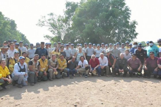 Colonia Santa Rosa: Saénz recorrió la zona afectada y reconoció el trabajo de brigadistas y bomberos voluntarios