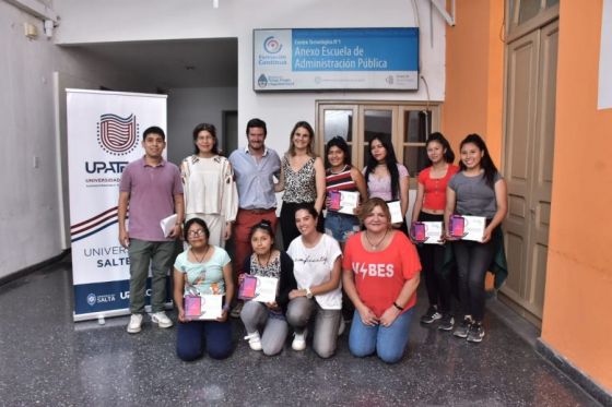 Adolescentes estudiantes del Club Chicas Programadoras recibieron tablets