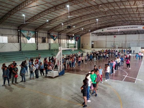 Tartagal: masiva concurrencia en la primera jornada de entrega de tarjetas estudiantiles