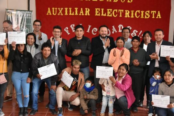 San Antonio de los Cobres: Jóvenes recibieron su certificado del Curso Universitario Auxiliar Electricista