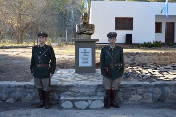 Descubren un busto de Güemes en el Centro Educativo de Perfeccionamiento Especifico “Salta” de Gendarmería Nacional