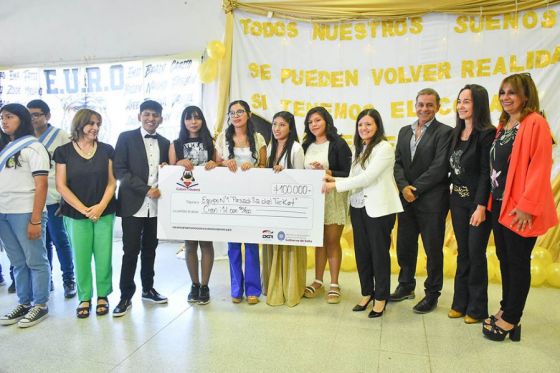 El colegio María Teresa Cadena de Hessling recibió los premios del concurso de Cultura Tributaria