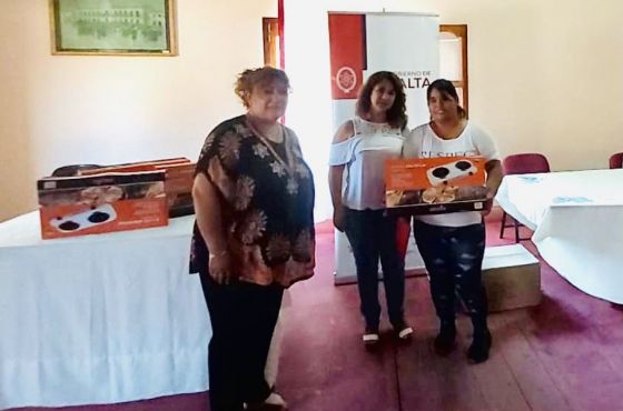 Familias de La Viña recibieron equipos del programa “Anafe en Casa”