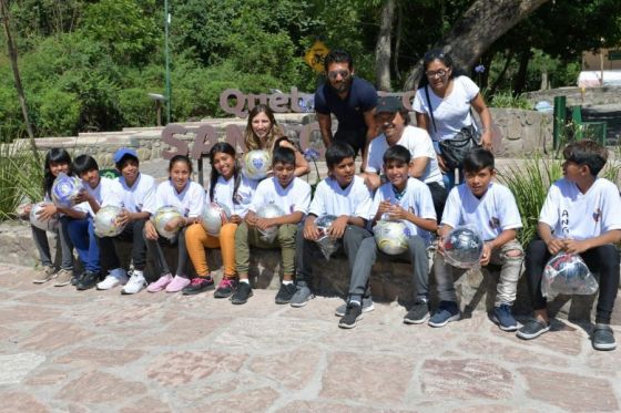 Sáenz agasajó y acompañó a niños de la escuela de Rivadavia “Tambor de Tacuarí”, en su primera visita a Salta