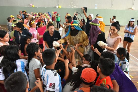 Los niños de la Colonia de Vacaciones del Legado Güemes recibieron a los Reyes Magos