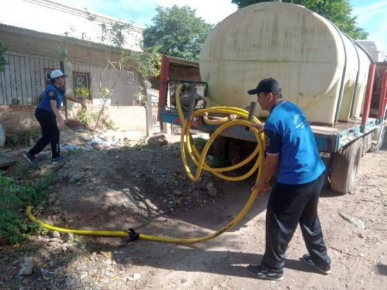 Importante cooperación de la Policía Comunitaria en la distribución de agua en el norte