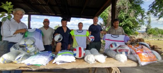 En Los Naranjos se entregaron elementos deportivos, plantines y semillas a la escuela y el club deportivo