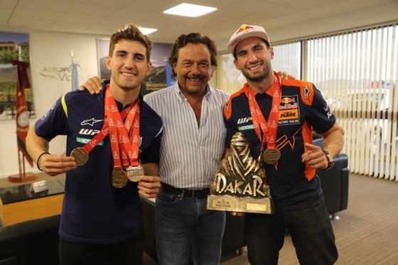 El gobernador Sáenz recibió y acompañó a los hermanos Benavides tras su regreso triunfal del Rally Dakar