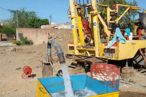 Se ejecutan tres pozos profundos y obras de redes en distintos barrios de Orán