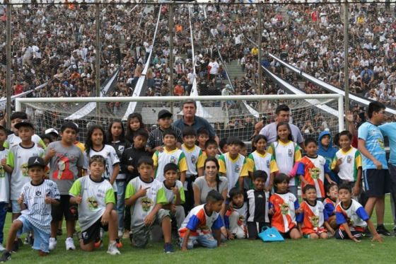 Torneo de Verano: Niños del torneo Cebollitas visitaron el estadio Martearena