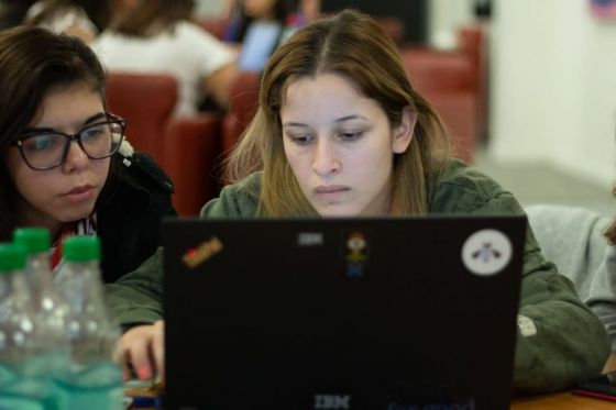 Mujeres de 18 a 25 años podrán acceder a becas completas para estudiar tecnología