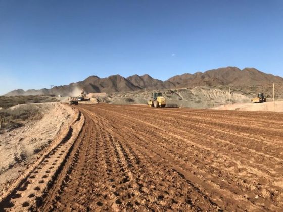 Ejecutan obras de pavimentación en dos tramos de la ruta nacional 40