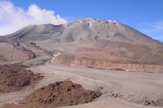 Salud informa cómo proceder ante una posible erupción del volcán Láscar