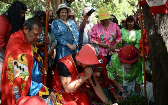 Salteños y turistas desenterraron al Pujllay en el Mercado Artesanal