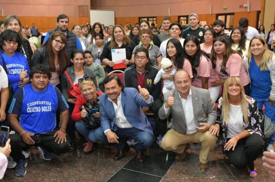 Sáenz entregó maquinarias y herramientas a 176 emprendedores salteños para fortalecer sus proyectos