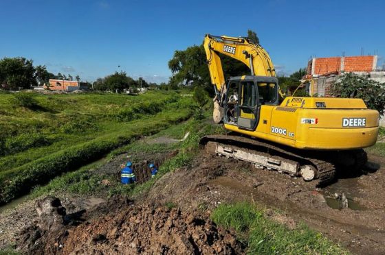 Aguas del Norte intervino en la red cloacal de barrio San Pablo que fue obstruida con piedras y escombros