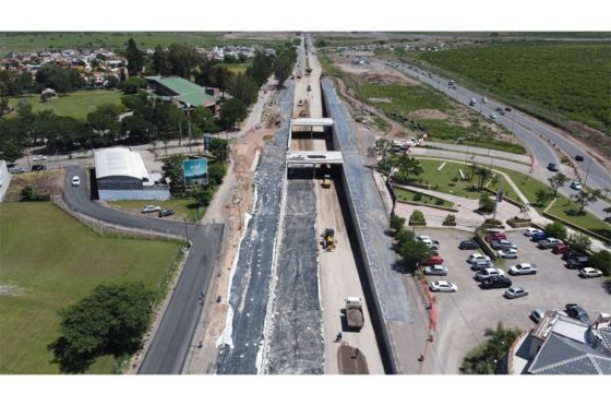 Realizan tareas de hormigonado en las calzadas del paso bajo nivel en la rotonda de Grand Bourg