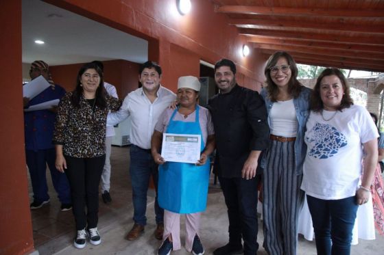 Un total de 60 mujeres de Pichanal se certificaron como auxiliares en gastronomía y economía familiar