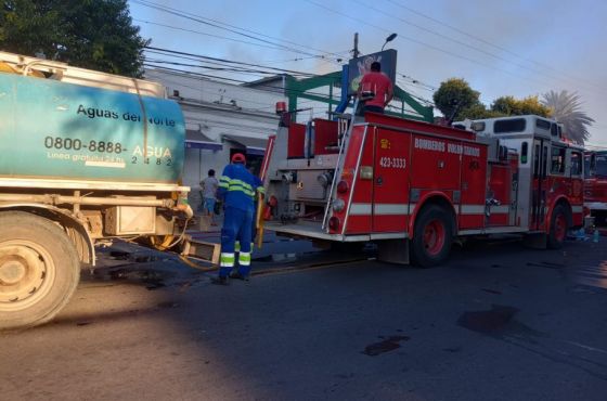 Aguas del Norte asistió a Bomberos para combatir el incendio en un centro comercial de Cerrillos