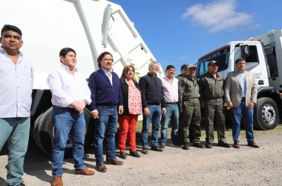 El Gobierno entregó a La Viña y Pichanal camiones compactadores