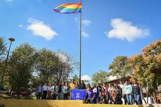 Izaron la bandera del Orgullo en el Centro Cívico Grand Bourg