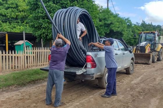 La Delegación de Asuntos Indígenas participa en la instalación de tuberías para agua potable en una comunidad guaraní de Tartagal