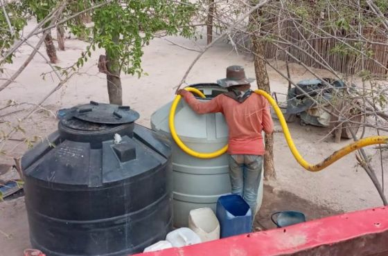 Cerca de dos millones de litros de agua fueron distribuidos en camiones cisternas contratados por la Delegación de Asuntos Indígenas