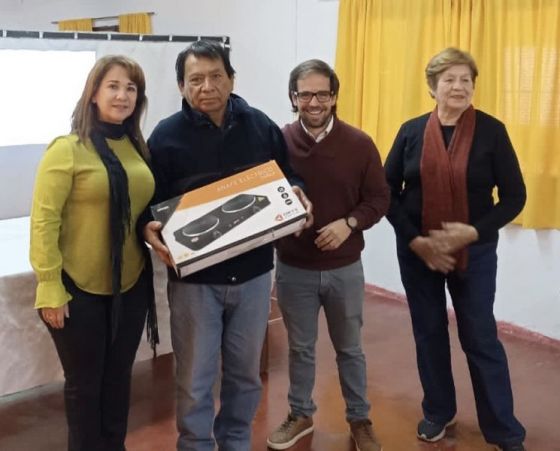 Anafe en Casa: personas mayores de barrio Aráoz recibieron equipos eléctricos