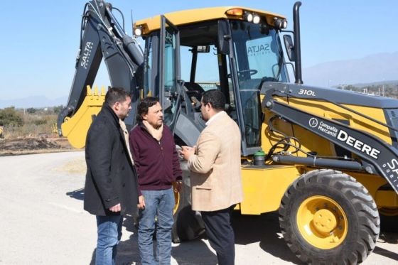 Sáenz entregó una retropala al municipio de Seclantás para obras  y mejoramiento de caminos